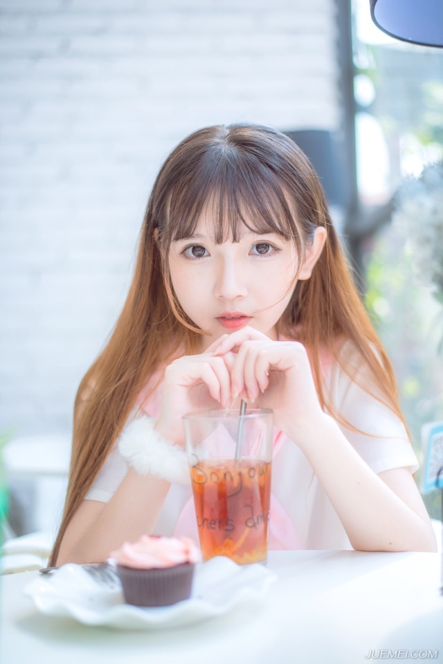 从容不迫的举止，比起咄咄逼人的态度，更能令人心折。——三毛《亲爱的三毛》